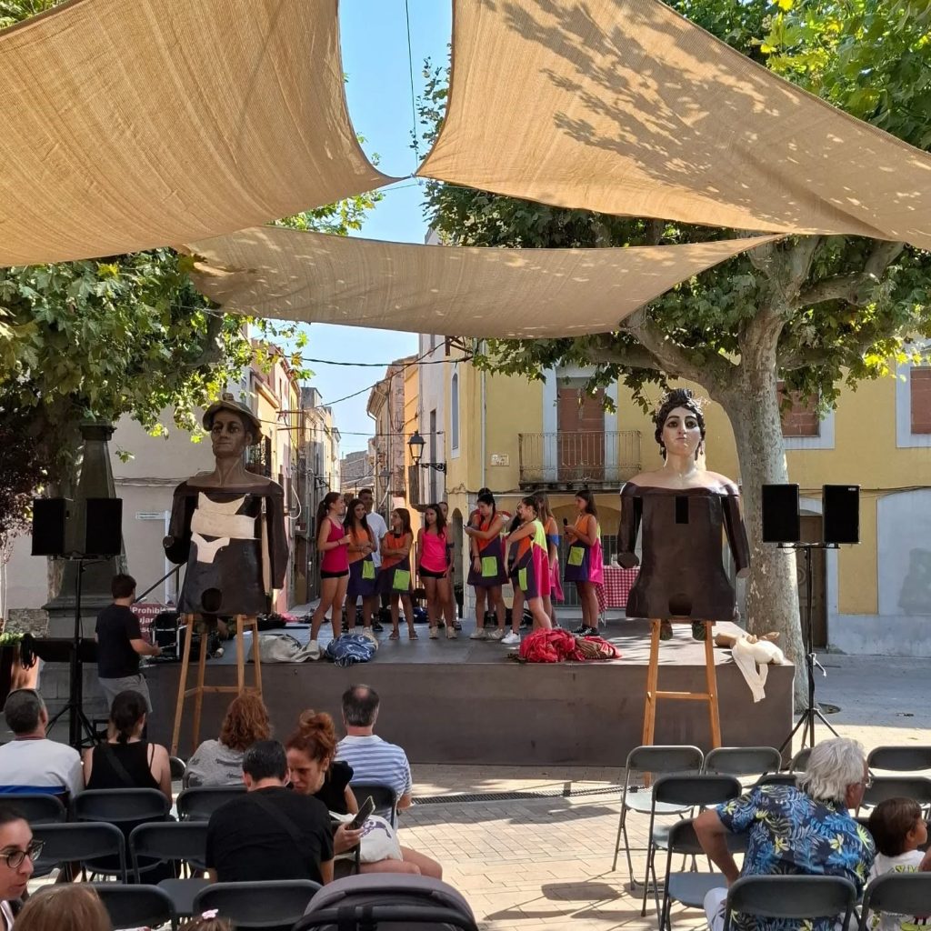 Els Gegants de Torroella es preparen per Sant Genís gegants i les xatis